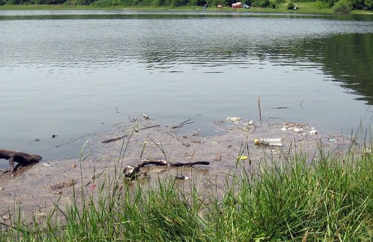 jezero-vrutci-prljavstina-na-vodi-jezera
